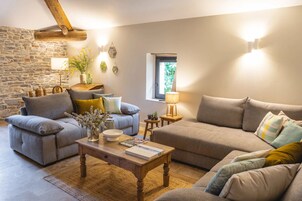 Executive Condo, Air conditioning, Garden View | Living area | 80-cm TV with cable channels