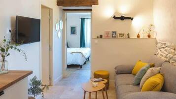Apartamento clásico, cocina básica, vistas a la montaña | Ropa de cama de alta calidad, colchones viscoelásticos, escritorio