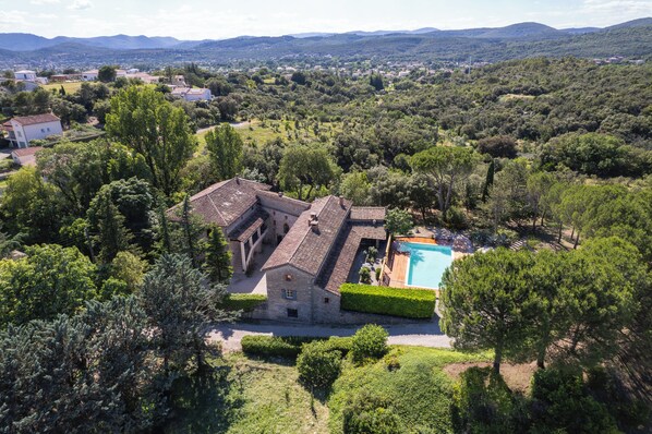 Exterior - Les Terres Aoyama (Saint-Julien-les-Rosiers)