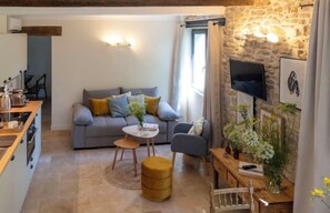 Familienapartment, Küche, Gartenblick | Schreibtisch, laptopgeeigneter Arbeitsplatz, schallisolierte Zimmer