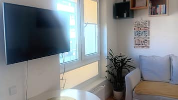 Studio, 1 Bedroom, Balcony, Garden View | Living room | Books