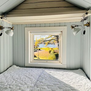 1 dormitori, caixa forta a l'habitació i planxa i posts de planxar 