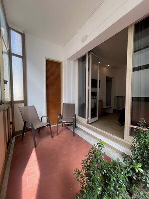 In-room safe, desk, laptop workspace, soundproofing - Corso Italia 72 (Catania)