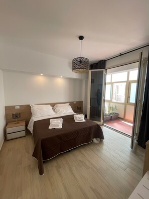 Habitació doble o amb dos llits individuals Deluxe, vistes a la ciutat | Caixa forta a l'habitació i escriptori