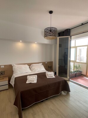 In-room safe, desk, laptop workspace, soundproofing - Corso Italia 72 (Catania)