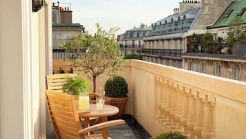 Familien-Suite, Stadtblick | Zimmersafe, Schreibtisch, laptopgeeigneter Arbeitsplatz