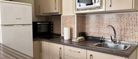 Frigorífico, microondas, horno y cafetera o tetera