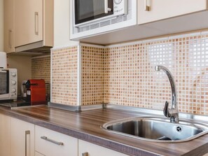 Fridge, microwave, oven, coffee/tea maker