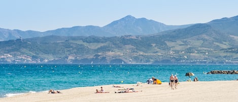 På stranden