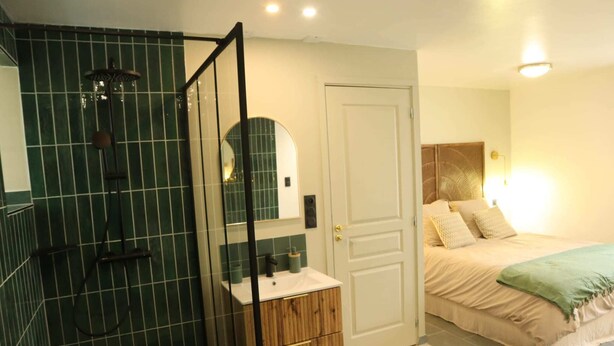Ein Schlafzimmer mit einem Bett, einem Nachttisch und einem Fenster.