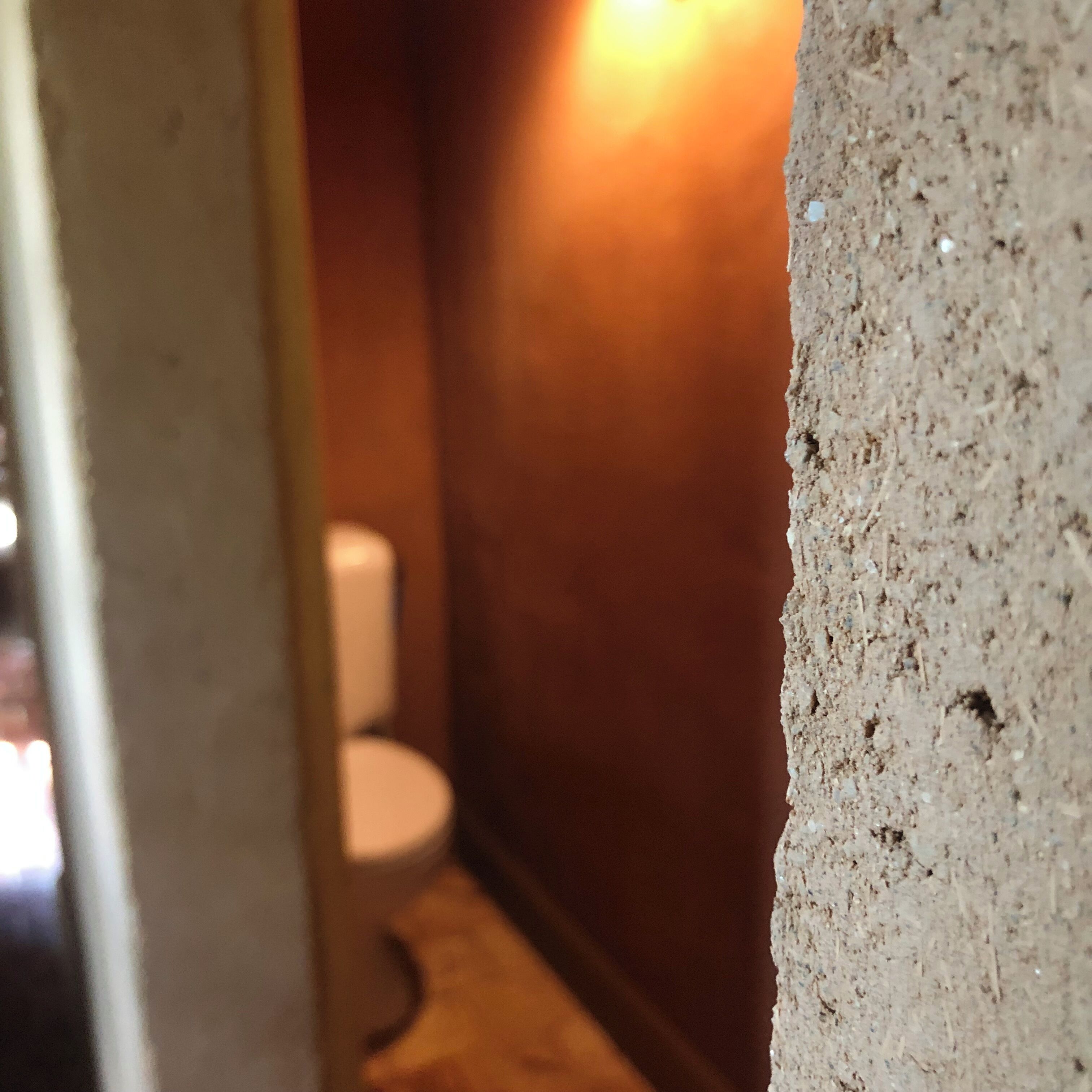 Un baño con inodoro y lavamanos.