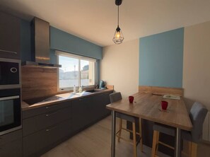 Fridge, microwave, oven, stovetop - House with veranda, private garden, 2 bedrooms - Near center and ocean (Saint-Jean-de-Monts)