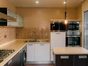 Kjøleskap, mikrobølgeovn, ovn og kokeplater