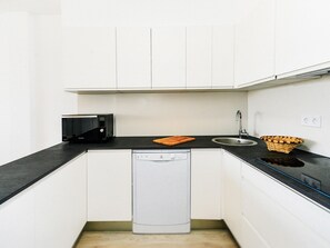 Réfrigérateur, micro-ondes, plaque de cuisson, lave-vaisselle