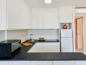 Kühlschrank, Mikrowelle, Herdplatte, Geschirrspüler