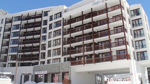 Ein mehrstöckiges Hotel mit Balkonen und einem Schild mit der Aufschrift 'Le Panoramique'.