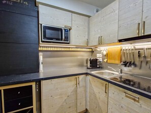 Réfrigérateur, micro-ondes, lave-vaisselle, cafetiÚre/bouilloire