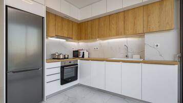 Vila, 5 quartos, vista para o mar | Cozinha privada | Geladeira grande, micro-ondas, fogão, cooktop