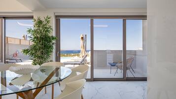 Vila, 5 quartos, vista para o mar | Opções para refeição no quarto