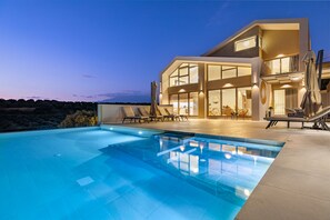Outdoor pool, pool umbrellas, sun loungers - Theo Luxury Villas With Sea View (Chania)