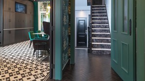 A hallway with a patterned floor, a staircase, and a door labeled "501". - Brit Hotels Earls Court (London)