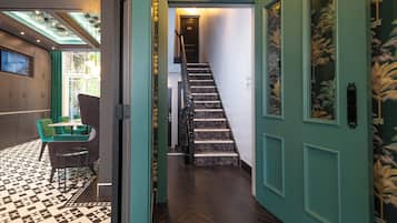 Una escalera con un suelo estampado que conduce a una puerta con el número 101.