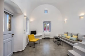 NG Loft with Private Hot Tub | Living area | Flat-screen TV - Petit Village (Fira)
