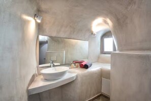 NG Cave 1 with Private Hot Tub | Bathroom | Shower, hair dryer, slippers, towels - Petit Village (Fira)