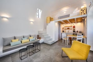 NG Loft with Private Hot Tub | Área de sala de estar | Televisión de pantalla plana 