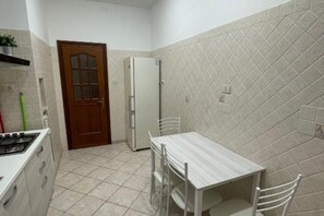 Geladeira, fogão, cooktop, cafeteira/chaleira