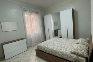 1 quarto, cofres nos quartos, ferros/tábuas de passar roupa