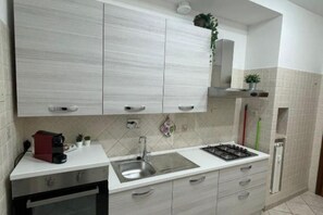 Geladeira, fogão, cooktop, cafeteira/chaleira
