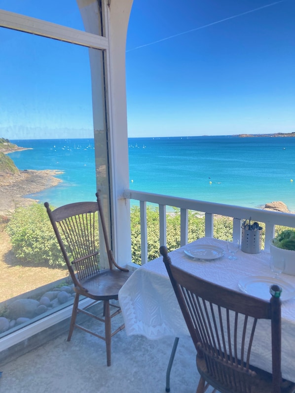 Outdoor dining - Maison de famille 1ère ligne vue mer à Saint-Cast-le-Guildo (22) - Sleeps 9 (Saint-Cast-le-Guildo)