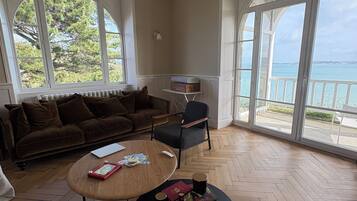 Smart-tv, een open haard en een tafeltennistafel