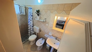 Douche, bidet, serviettes fournies