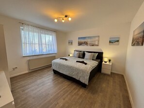 2 Schlafzimmer, Reisekinderbett, kostenloses WLAN, Bettwäsche