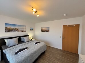 2 bedrooms, travel cot, free WiFi, bed sheets