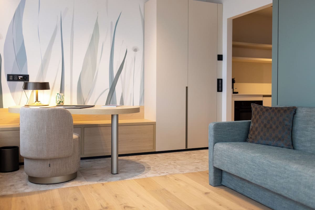 Studio – business, balkong | Safe på rommet, skrivebord, blendingsgardiner og strykejern/-brett