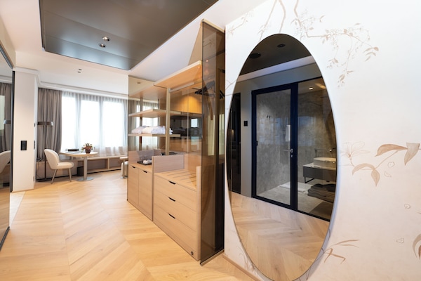 Een kluis op de kamer, een bureau, verduisterende gordijnen