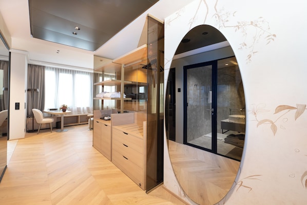 1 slaapkamer, een kluis op de kamer, een bureau