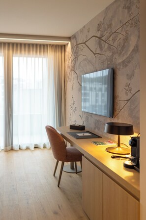 Superior tweepersoonskamer, balkon | 1 slaapkamer, een kluis op de kamer, een bureau