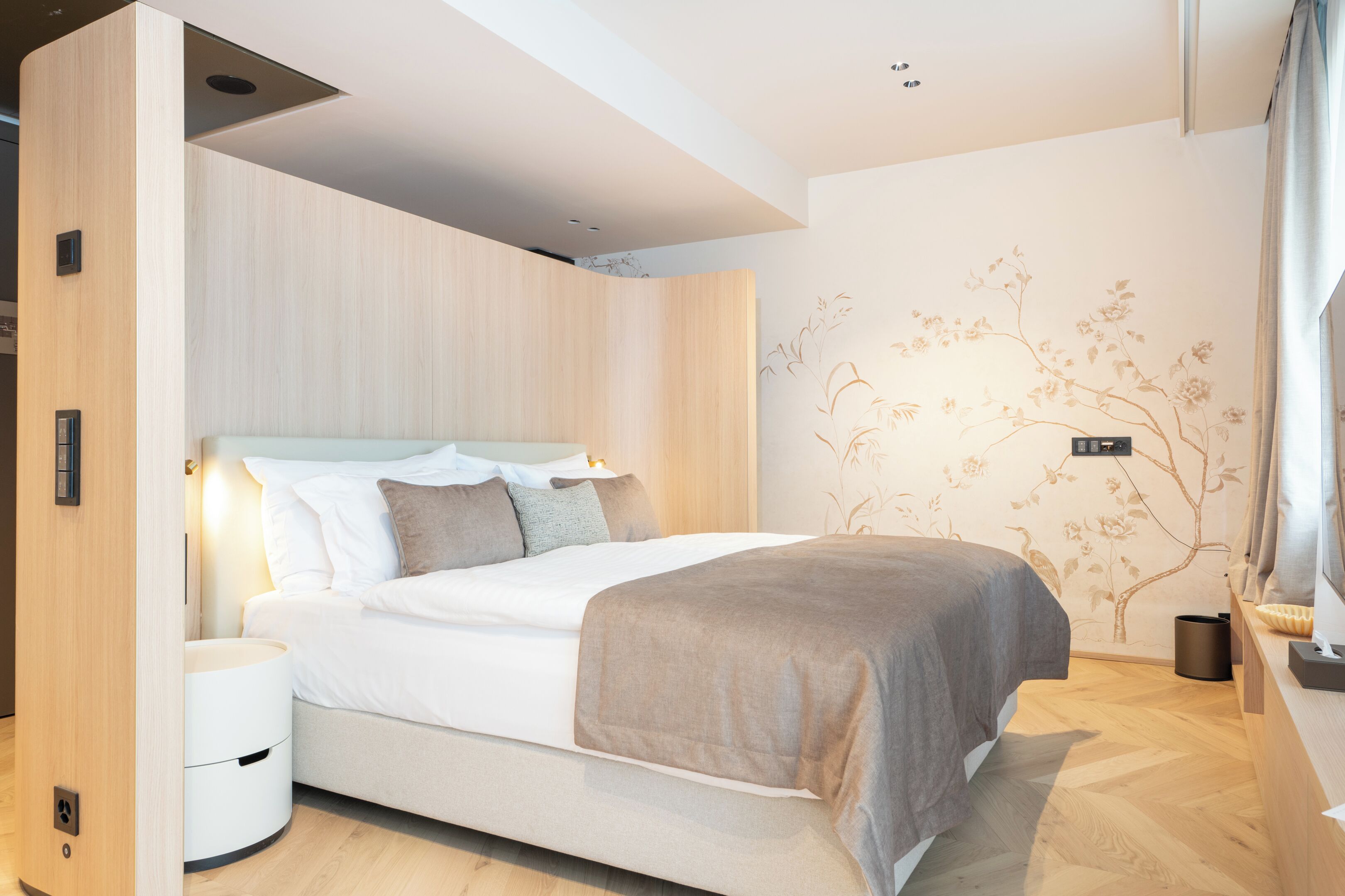 Dobbeltrom – junior, balkong | Safe på rommet, skrivebord, blendingsgardiner og strykejern/-brett