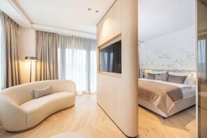 In-room safe, desk, blackout drapes, iron/ironing board - Hôtel des Innovations (Marly)