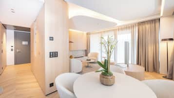 Luxury Suite, Balcony | Living area