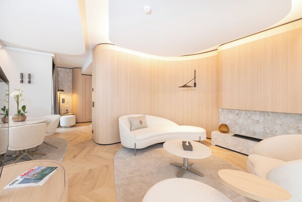 In-room safe, desk, blackout curtains, iron/ironing board - Hôtel des Innovations (Marly)