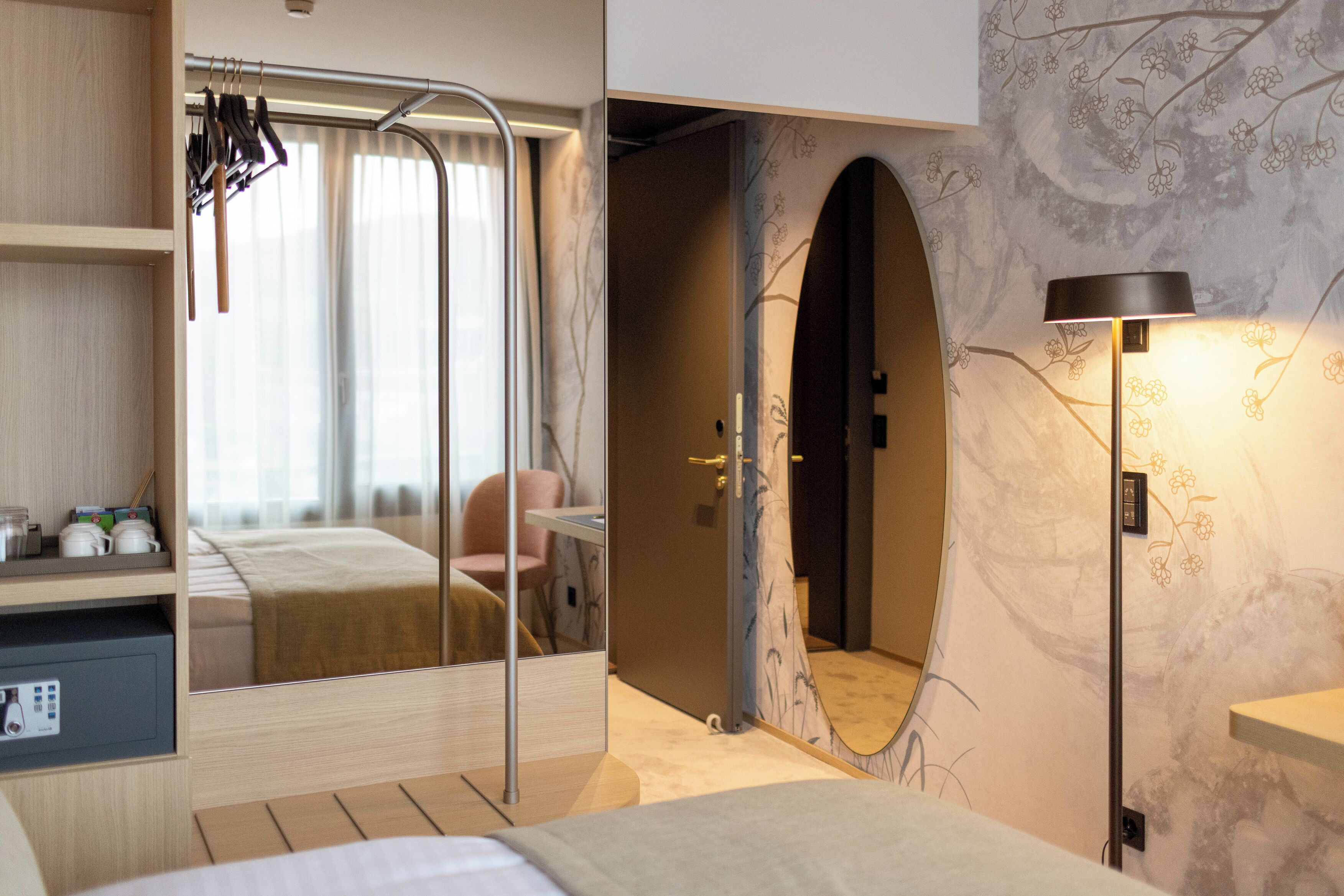 Kahden hengen comfort-huone | Tallelokero huoneessa, työpöytä, pimennysverhot, silitysrauta/-lauta