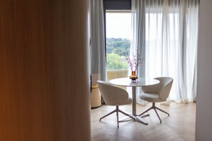 1 slaapkamer, een kluis op de kamer, een bureau