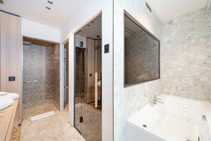Luxe suite, balkon | Badkamer | Een haardroger, handdoeken, zeep, shampoo