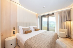 Suíte superluxo, sacada | Cofres nos quartos, escrivaninha, cortinas blackout