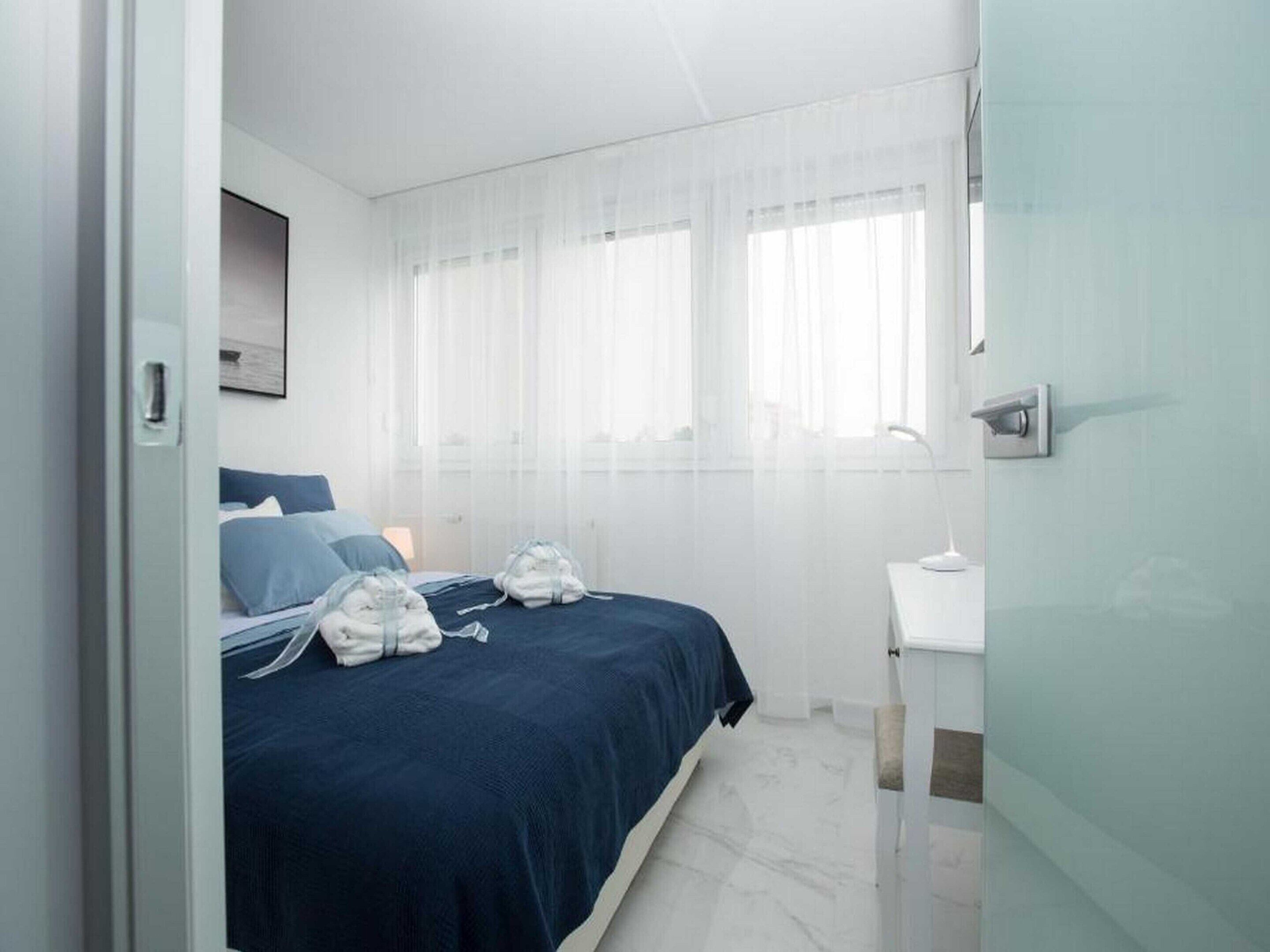 Departamento | 2 habitaciones y tabla de planchar con plancha 